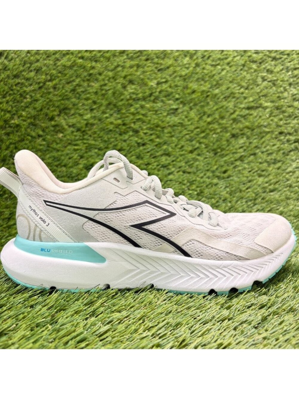 Diadora Mythos Blushield Volo 3 Womens Size 7.5 White Running Shoes Sneakers